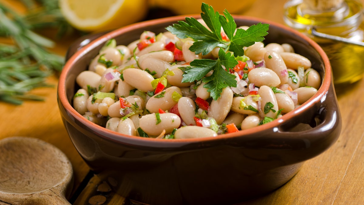 Ensalada de frijoles blancos cannellini con aceite de oliva, perejil y limón.