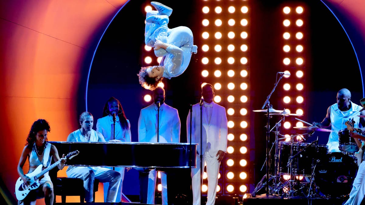 benson boone doing a backflip off a piano at the grammys 