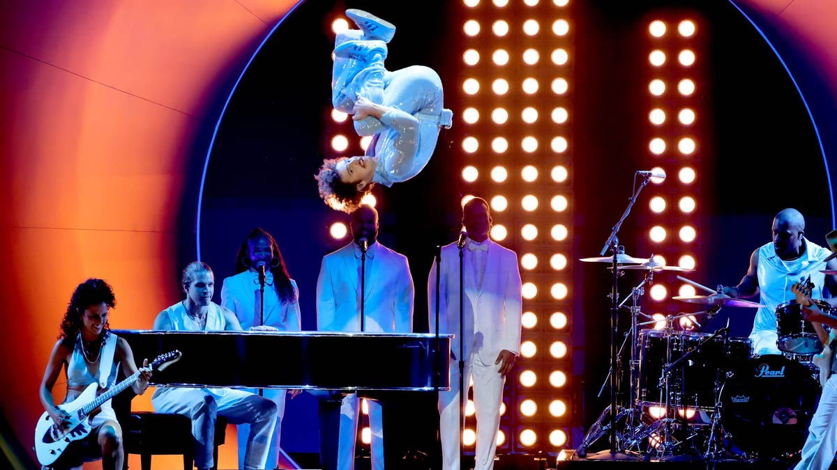 benson boone doing a backflip off a piano at the grammys
