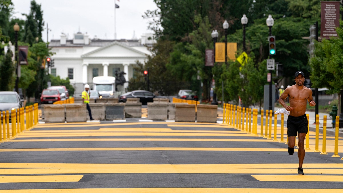 Black Lives Matter Plaza con la Casa Blanca en el fondo