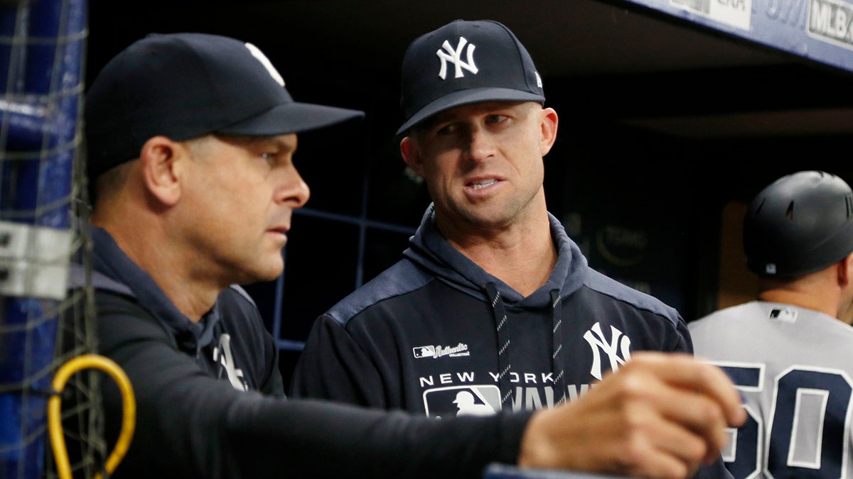 Brett Gardner talks to Aaron Boone