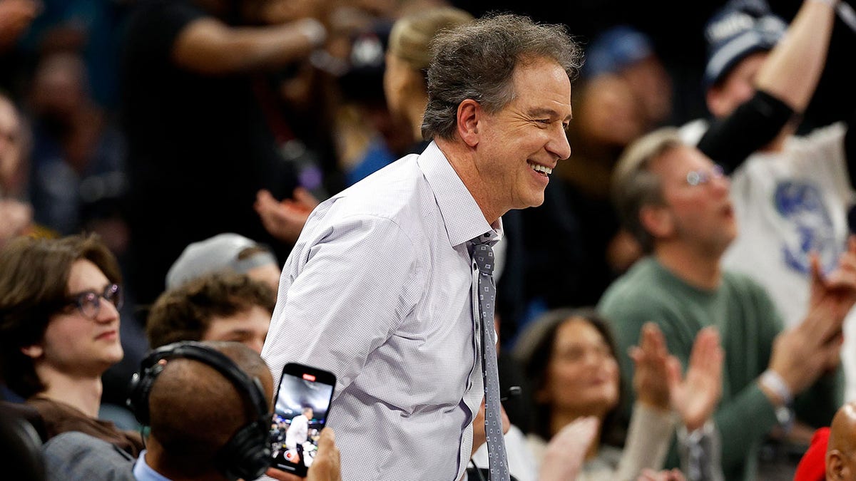 Kevin Harlan being introduced