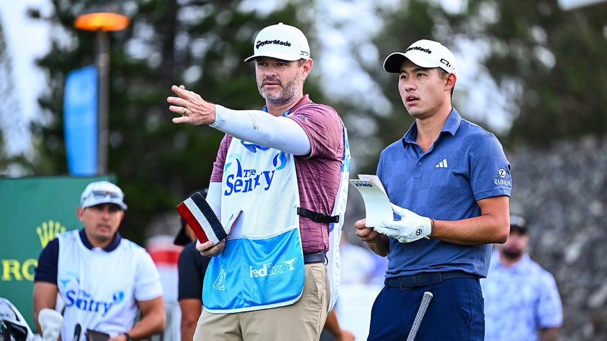 Colin Morikawa fala com seu caddie Jonathan Zakovak 