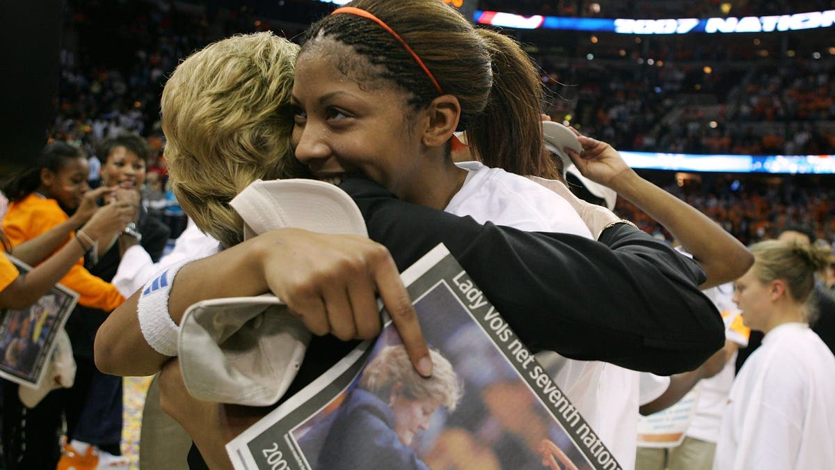 Candace Parker abraza a Pat Summitt