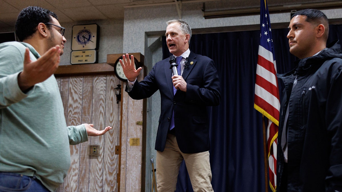 One of the supporters of Israel faces MP Sean Castin while disrupting the city hall in American Corps 80 on March 19, 2025, in Downtar Group, Illinois. After this protester and many pro -Palestinian demonstrators boycotted Castin, the city hall was closed by the Downtar Group Police.