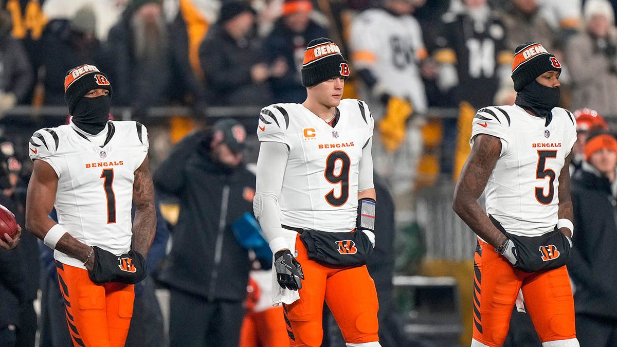 Cincinnati Bengals Wide Recever Ja'mar Chase, No. 1, Qurtuber Joe Boro, No. 9, and a wide future TEE HighGins, No. 5, take the stadium as a captain for a modified coin before the first quarter of the NFL Week 18 game between Pittsburgh Steles and Cincinnati Bengals in Acrisure Stadium in Pitts.