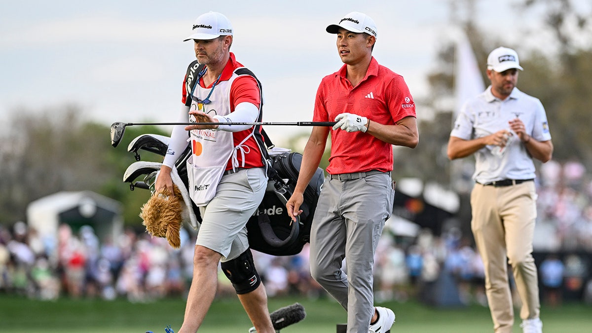 Collin le da a Morikawa conductor a Caddy Jonathan "JJ" Jakovac