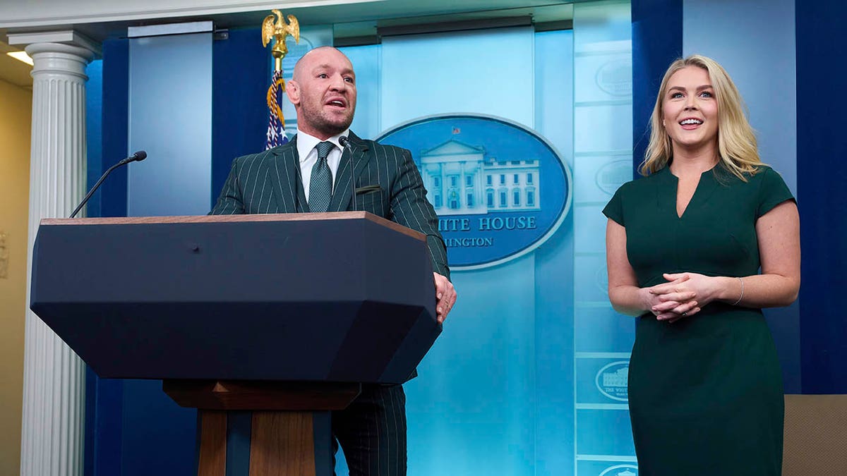 Karoline Leavitt y Conor McGregor