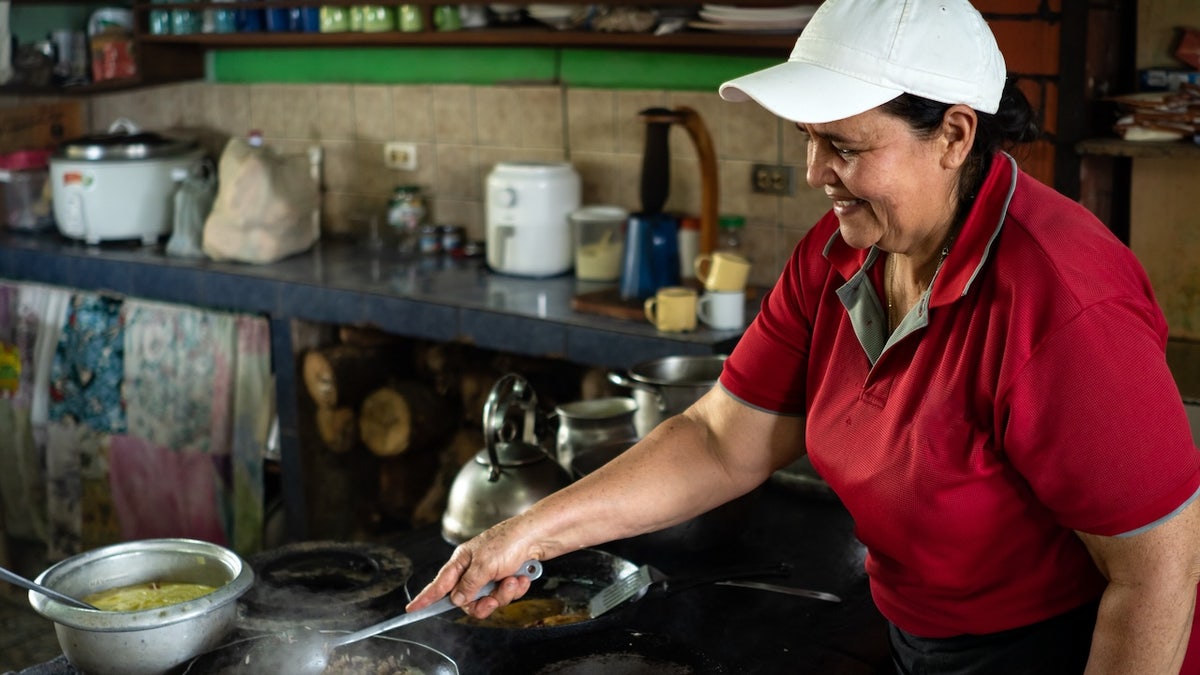 A mulher está cozinhando na Costa Rica