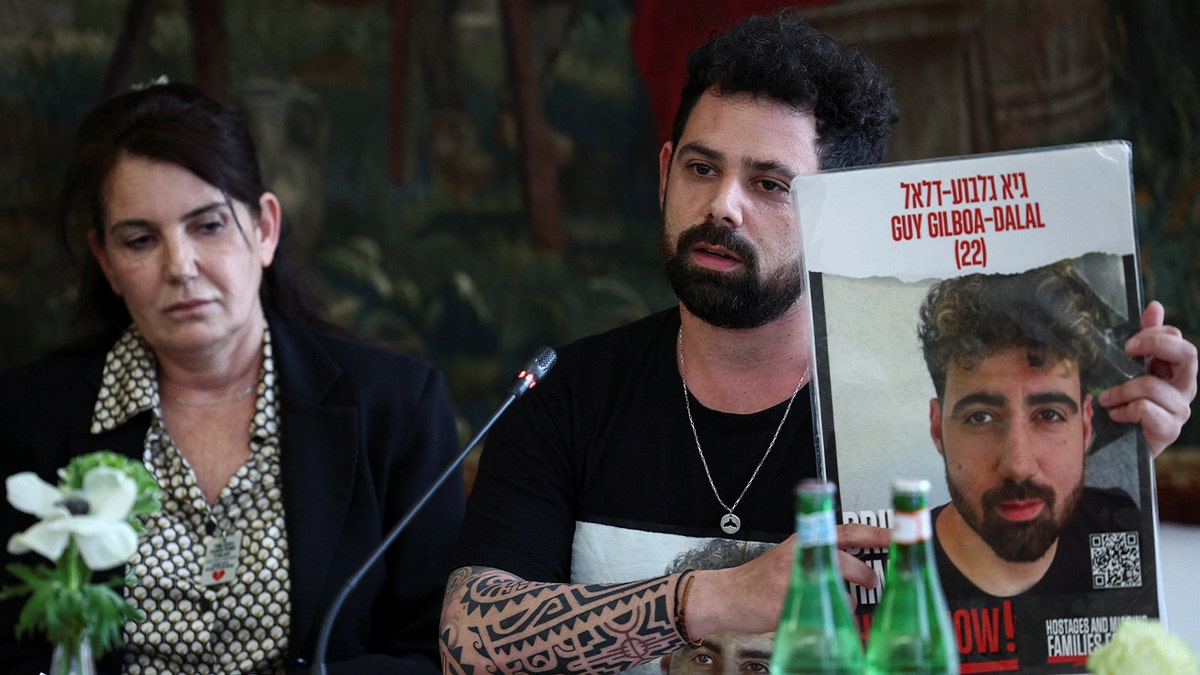 La madre de Guy Gilboya-Dallal, Mirv y su hermano Gal Pope, están hablando en Roma después de conocer a Francis.