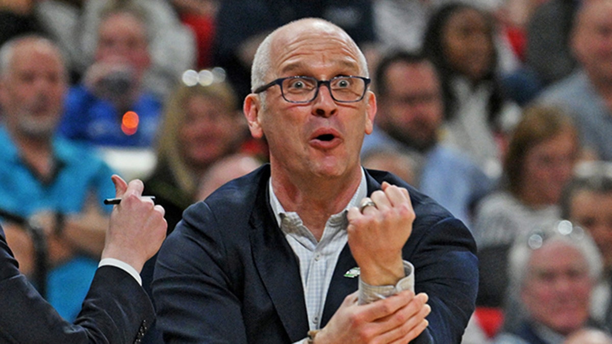 Dan Hurley reacts to call