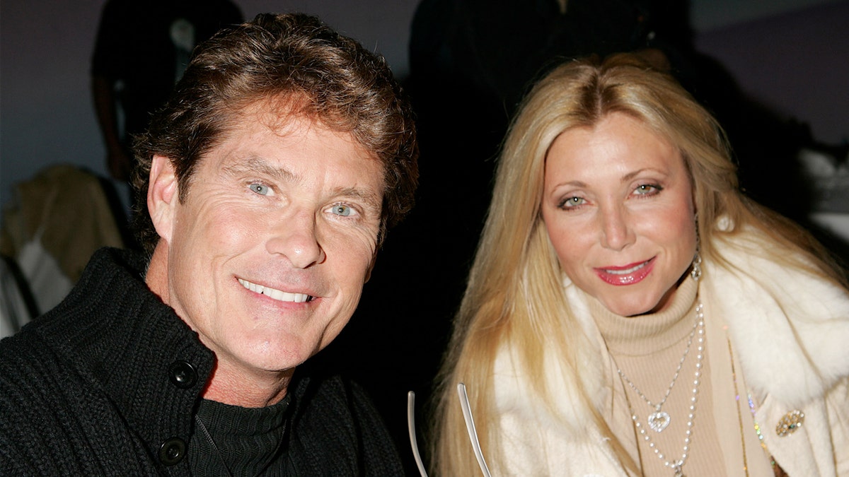 David Hasselhoff dan Pamela Bach selama parade Natal