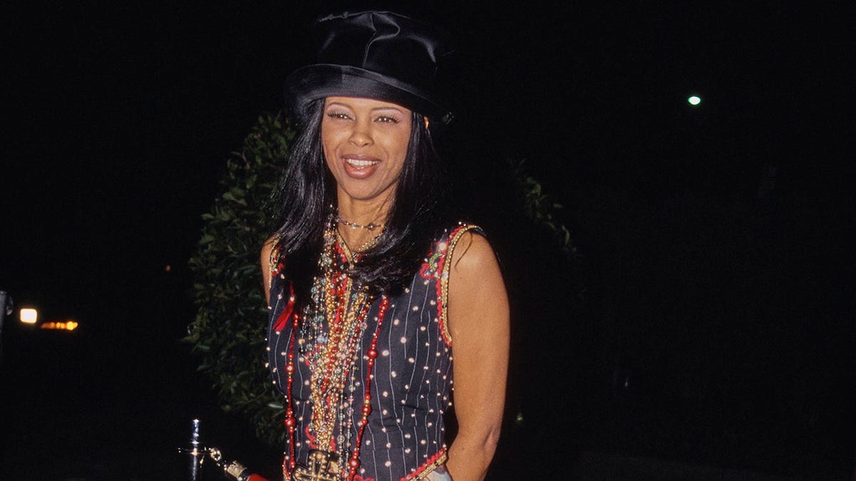 Dawn Robinson's ex-husband offers En Vogue singer a job after she says she's been living in car for years  at george magazine