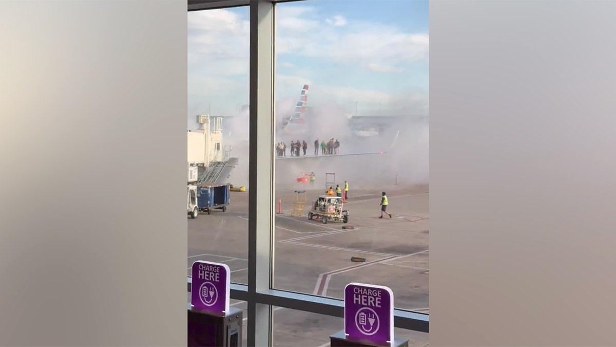 Avião da American Airlines pega fogo no Aeroporto Internacional de Denver.