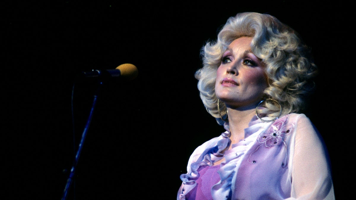 Dolly Parton of the 1970s on stage