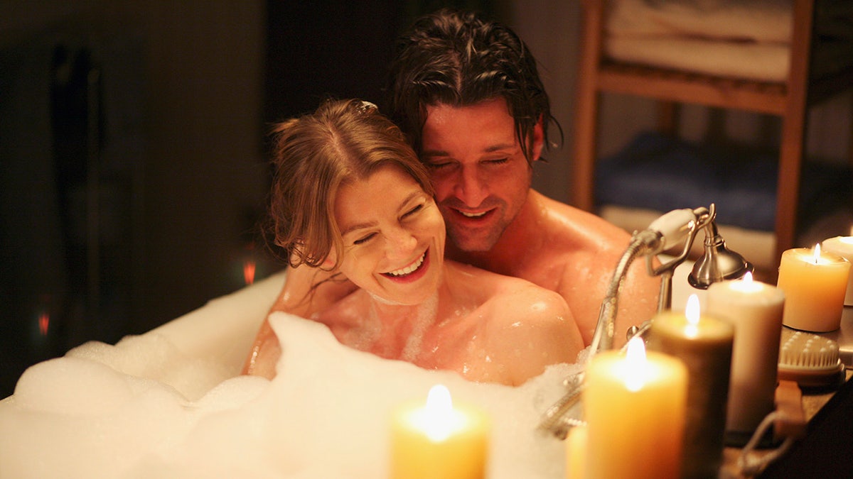 Ellen Pompeo and Patrick Dempsey in a grey anatomical bathtub