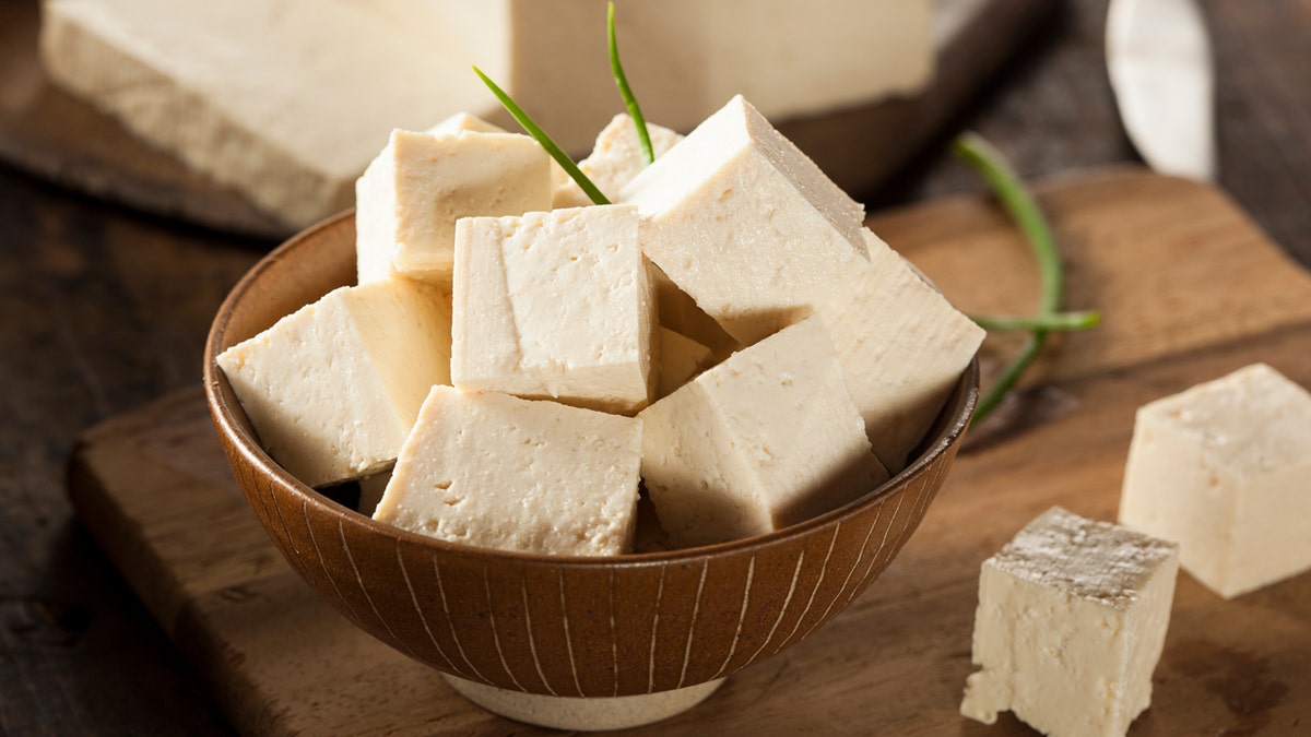 Tofu de soja cru orgânica em uma tigela.