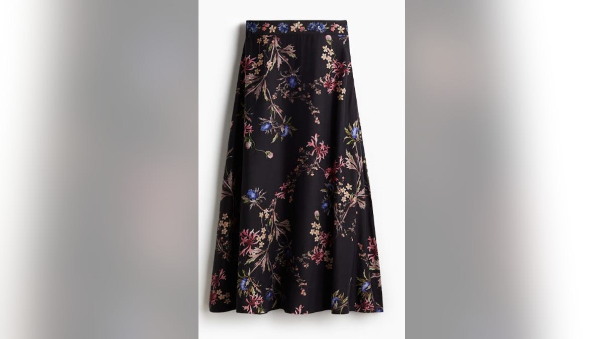 Long flared skirts, especially with maximum length, are a key trend.