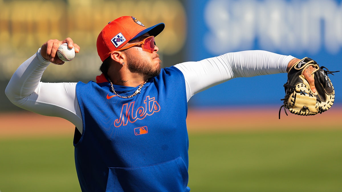 Francisco Alvarez throws ball