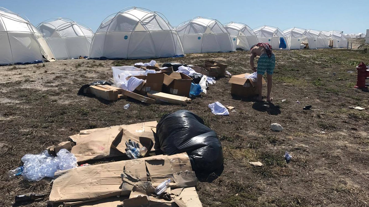 As presenças do festival de incêndio aumentam através do lixo