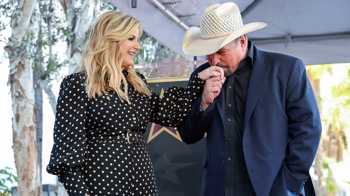 Country star Garth Brooks kisses Trisha Yearwood.