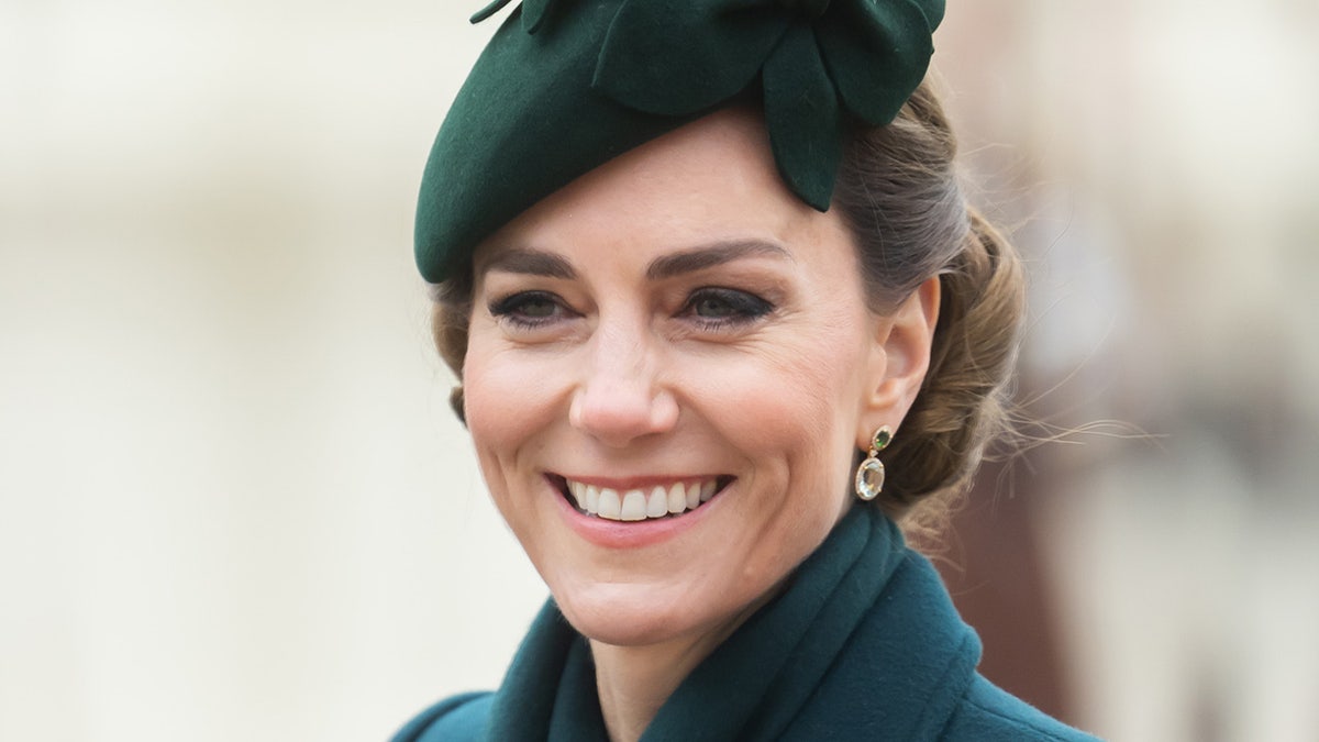 Close-up dari Kate Middleton tersenyum.