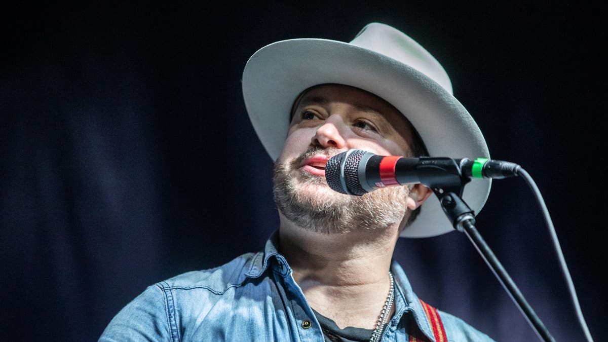 Wade Bowen sings on stage