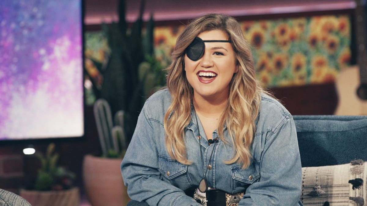 Kelly Clarkson Eye Patch