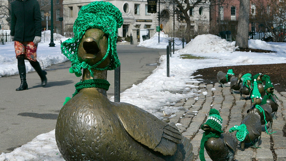 Patung -patung bebek berpakaian untuk parade Hari St. Patrick South Boston