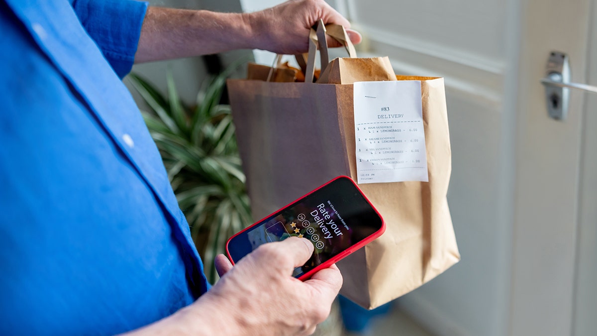 man beoordeelt zijn ervaring op de app nadat hij eten bij hem thuis heeft besteld