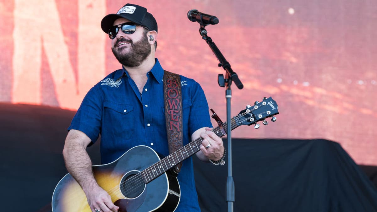 Wade Bowen dengan gitar