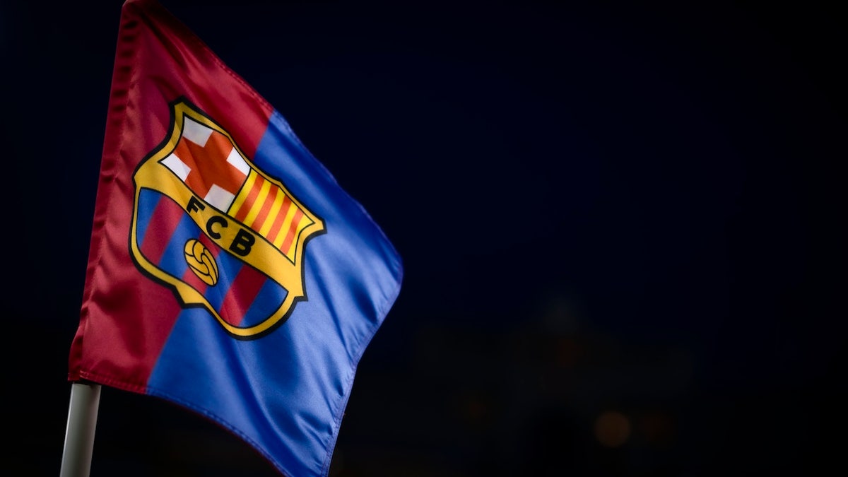 La bandera con el lema del FC Barcelona aparece antes de la ronda de 16 partidos de fútbol de la UEFA Champions League en el equipo FC Barcelona y SSC Napoli. FC Barcelona 3-1 venció a SSC Napoli. 