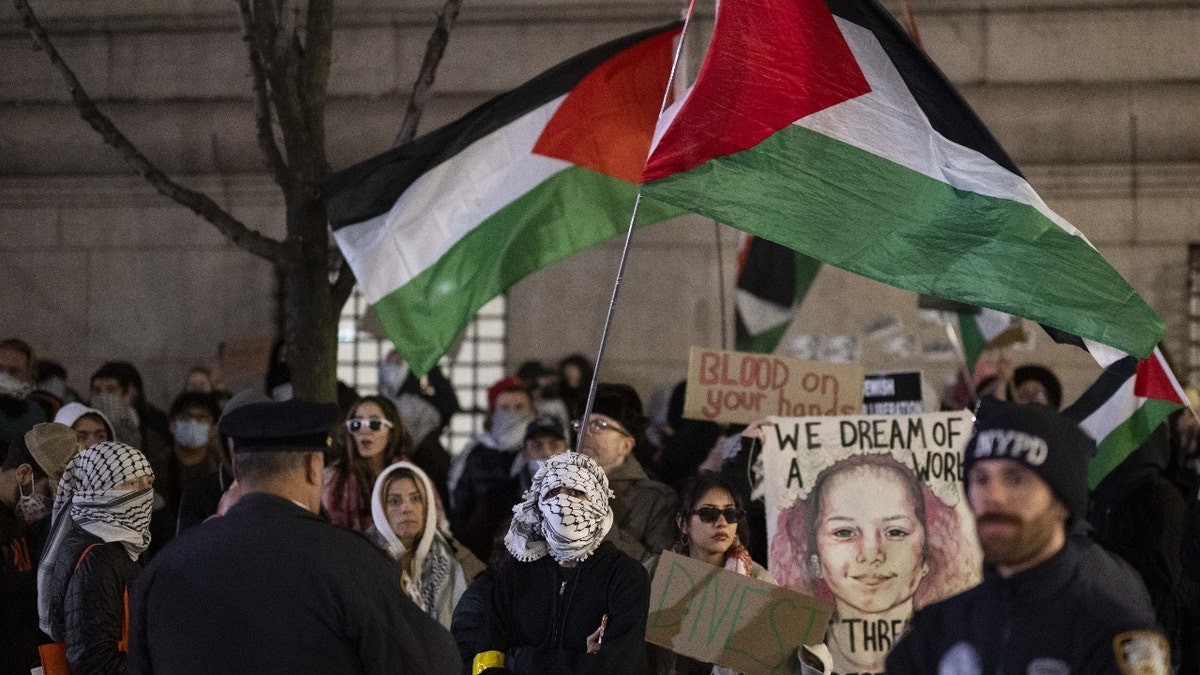 Os manifestantes palestinos se reuniram do lado de fora do campus da Universidade de Columbia, na cidade de Nova York, para protestar contra o ex -primeiro -ministro israelense Naftali Bennett. Nova York, EUA, 04 de março de 2025.