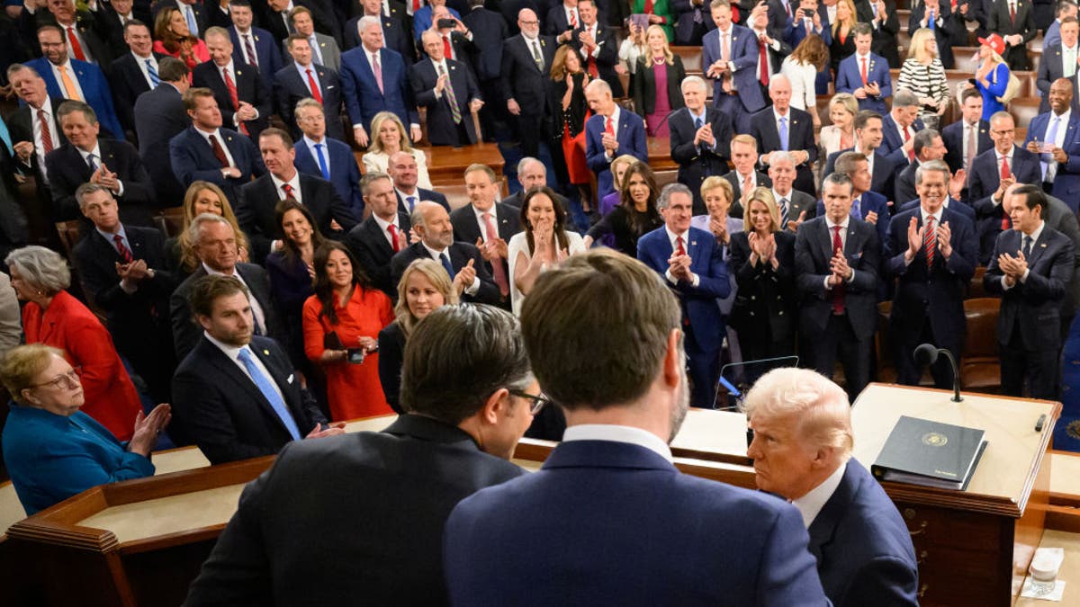 Mike Johnson, JD Vans e o presidente Trump mostraram por trás do Congresso em segundo plano