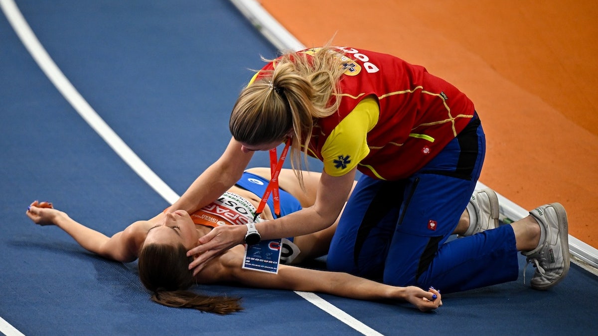 Maureen Koster, de los Países Bajos, recibe atención médica después de colapsar en la pista durante la final de 3000m femeninas el día cuatro del Campeonato Europeo de Interior de Atletismo 2025 en el Omnisport Apeldoorn en Apeldoorn, Países Bajos.