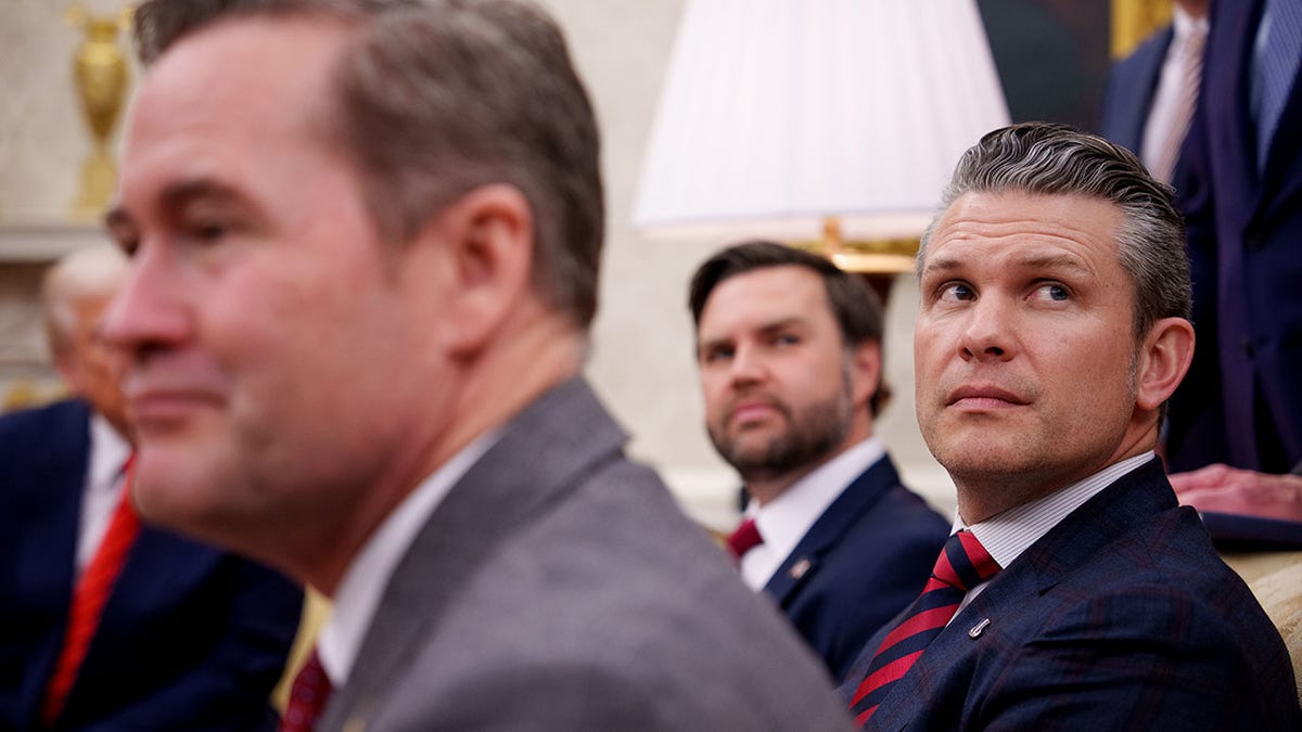 El Secretario de Defensa Pete Hegseth en la reunión del Despacho Oval con Trump, Vance, Waltz y otros