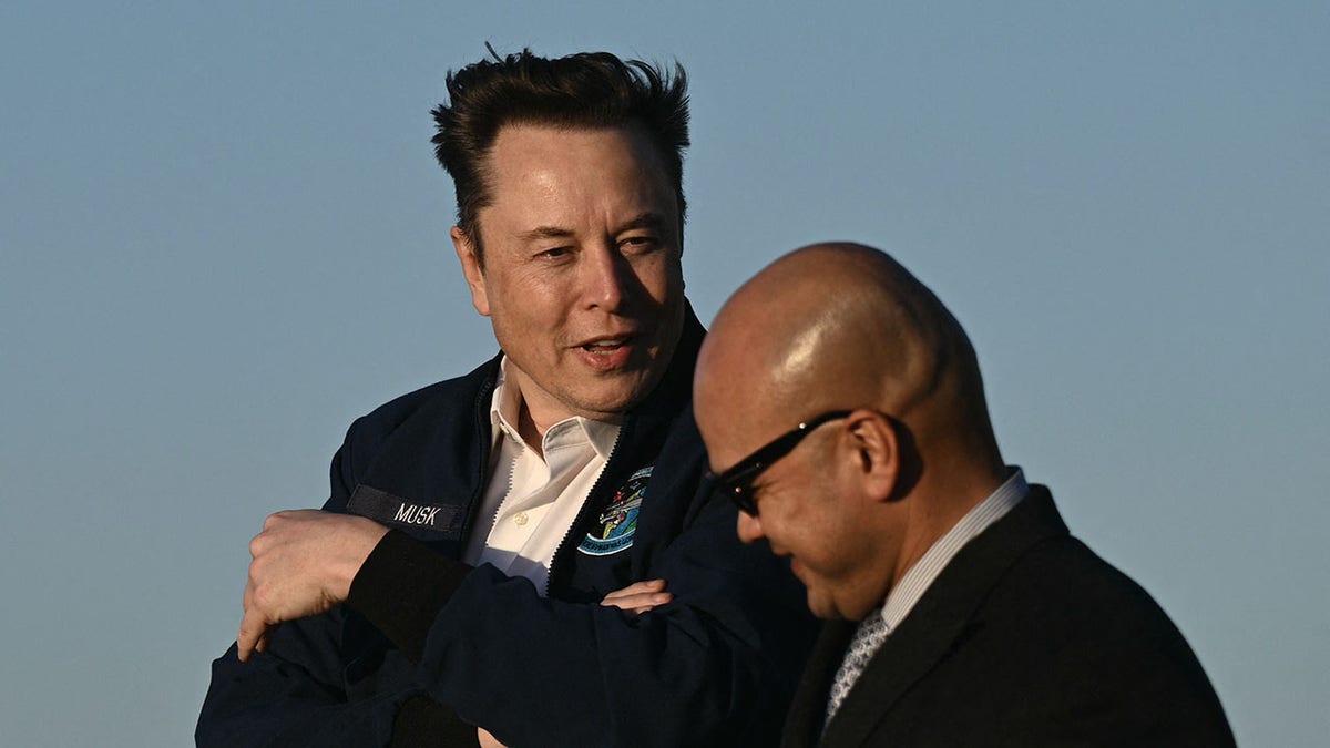 Elon Musk dalam perjalanan untuk bergabung dengan Trump di klub golfnya di Bedminster, New Jersey