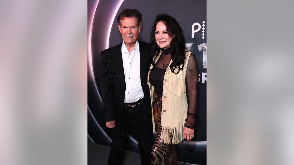 Randy Travis dan Mary Davis