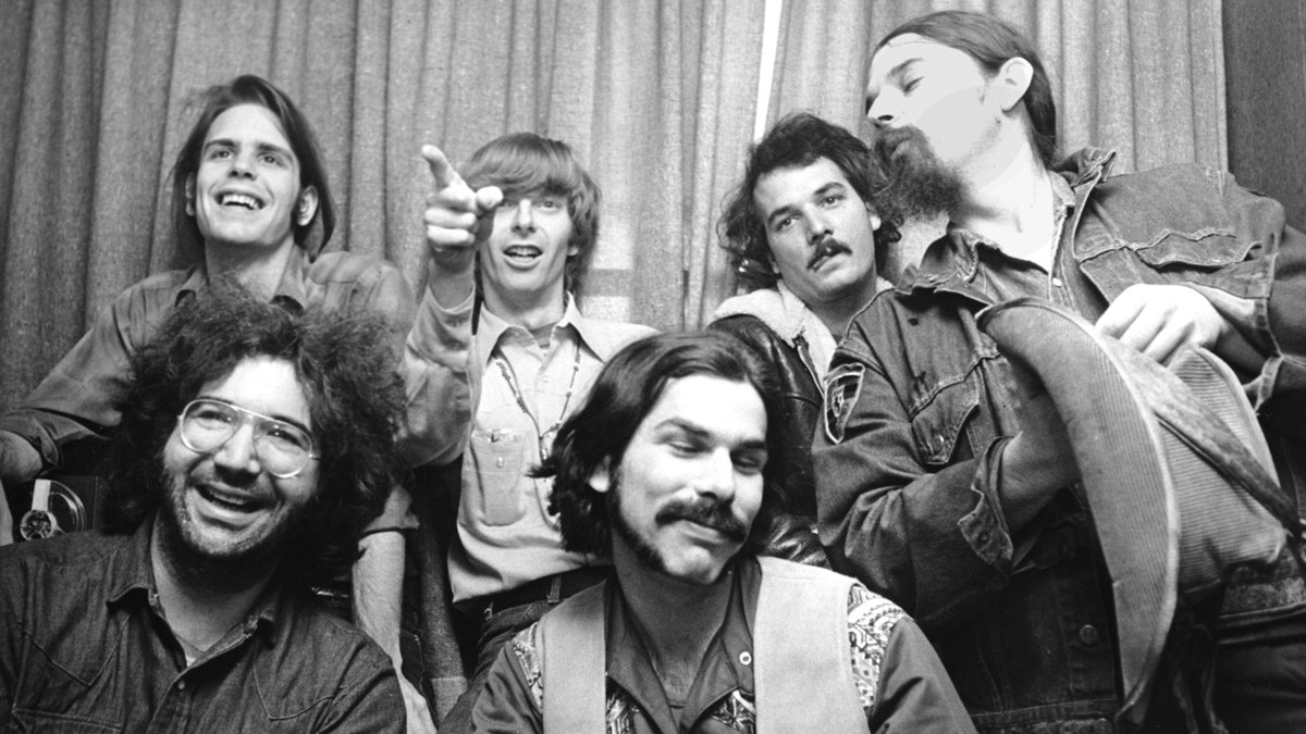 A black and white photograph of The Grateful Dead in 1970. In a schedule: Bob Weir, Phil Lesh, Bill Kreutzmann, Ron "Pigsty" McKernan, Mickey Hart and Jerry García.