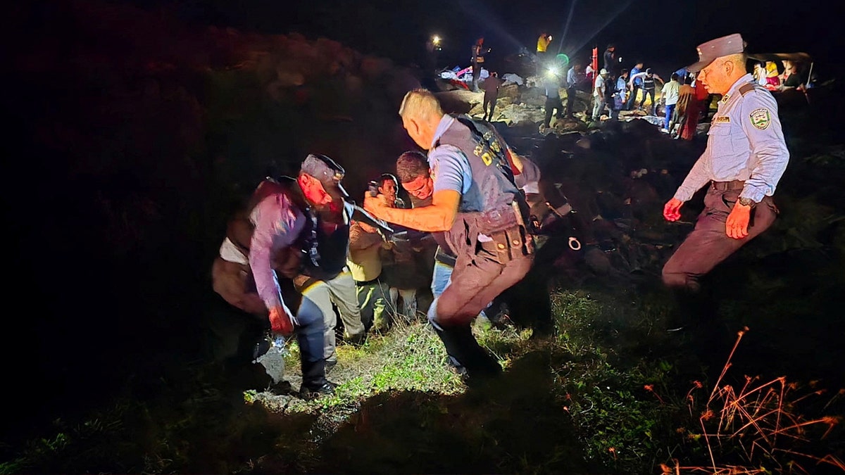 El equipo de emergencia está trabajando por la noche