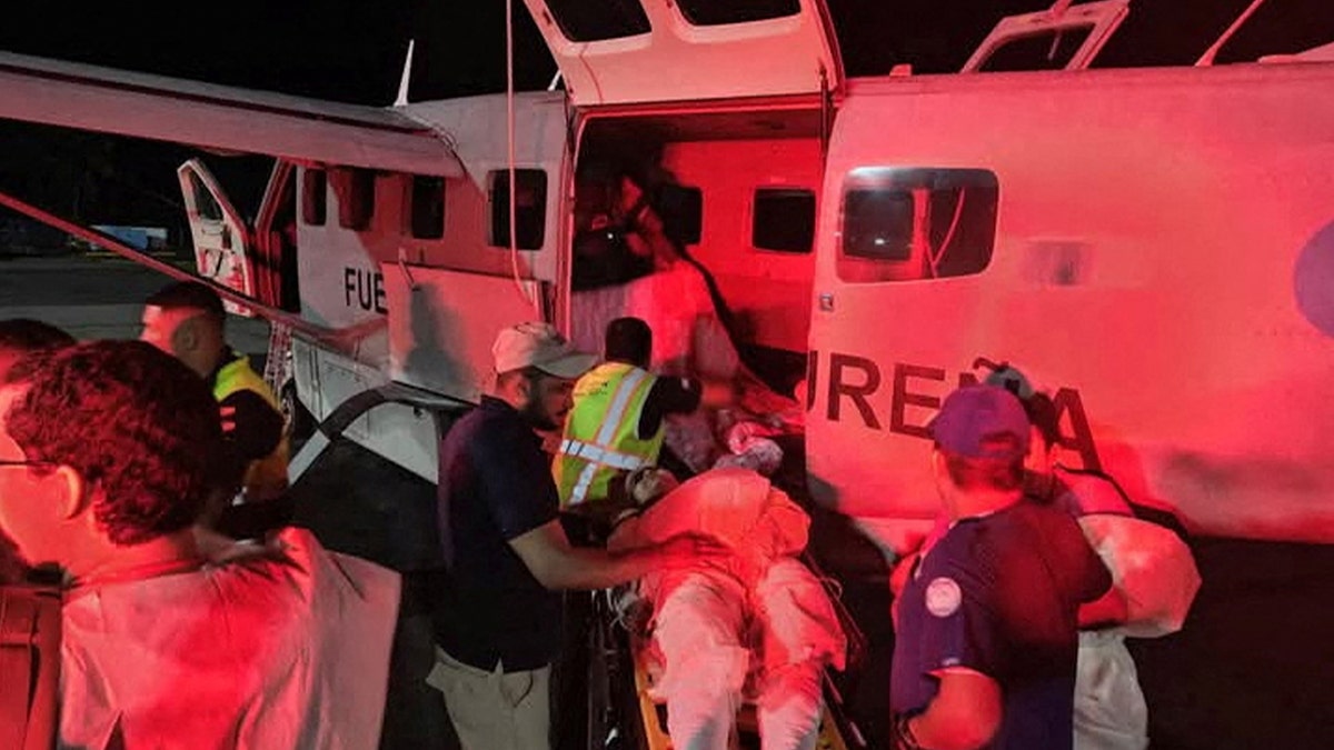 El equipo de rescate está trabajando cerca del avión