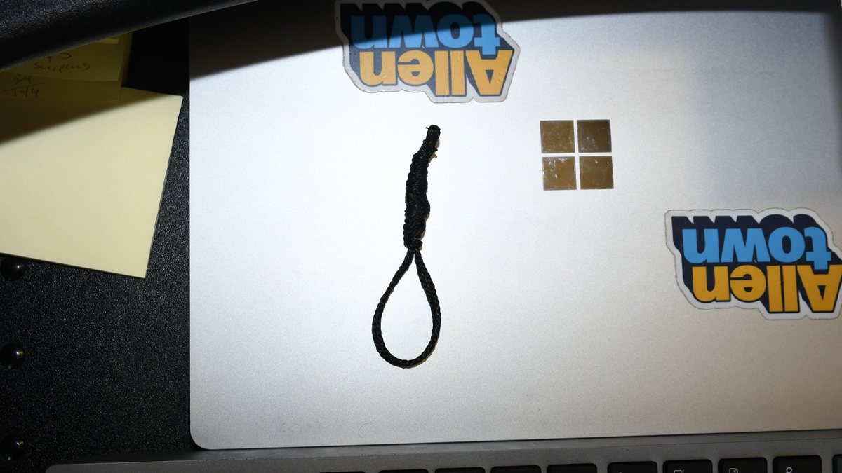 Staged noose