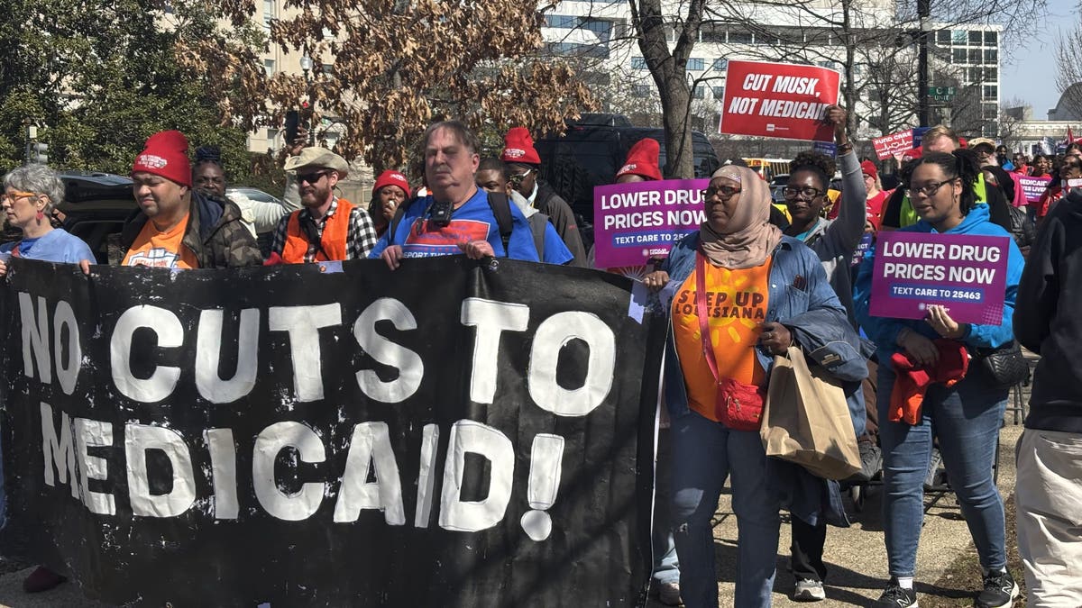 Manifestantes contra o governo Trump fora do Capitólio dos EUA em março de 1225.