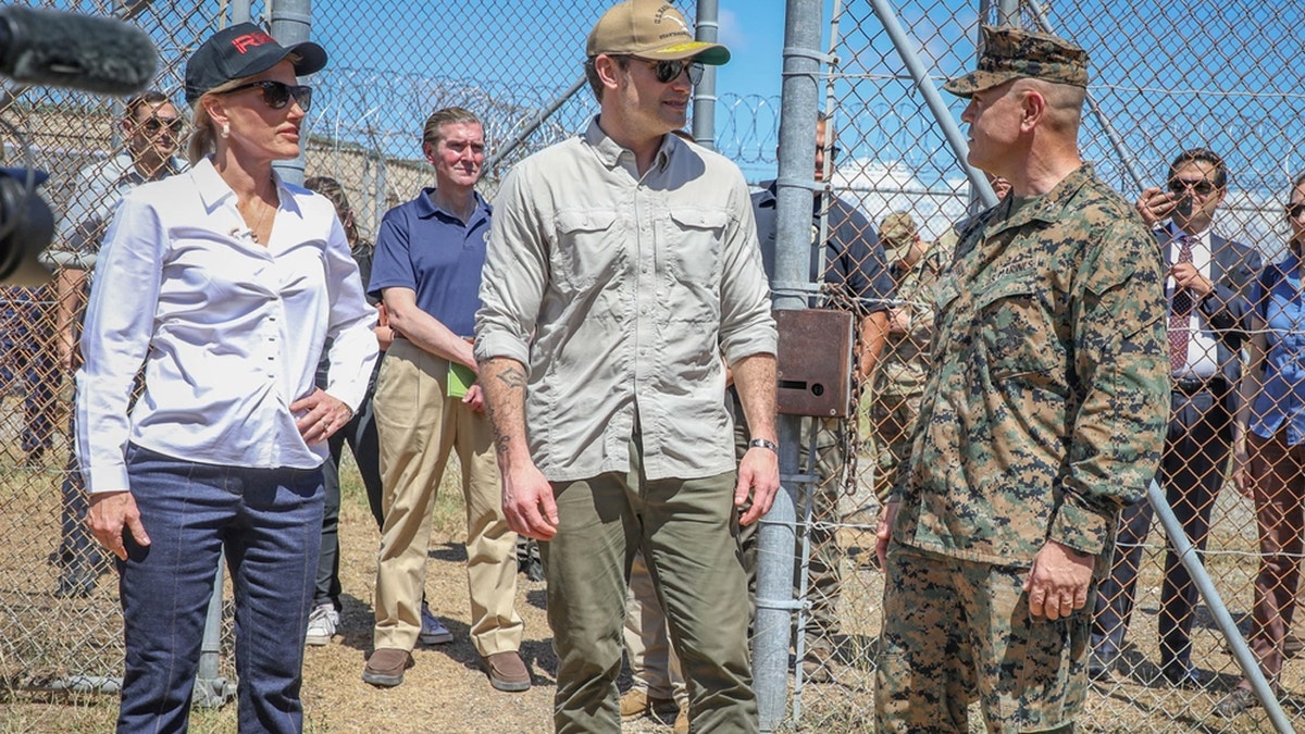 Pete Hegseth, centrum, met Laura Ingraham in Gwantanamo