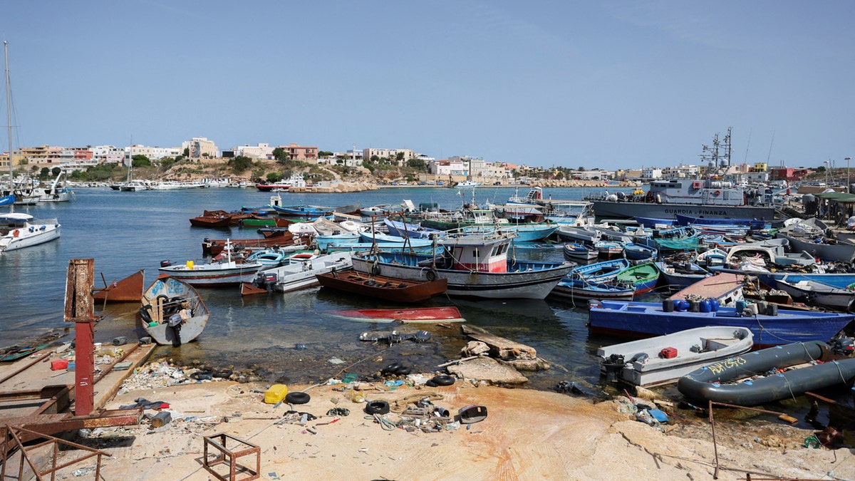 La Guardia Costera de Italia recuperó seis cuerpos y estaba buscando a seis inmigrantes desaparecidos después de un barco de botes de goma en el Mediterráneo, informó el miércoles la Agencia de los Naciones Unidas para los Refugiados.