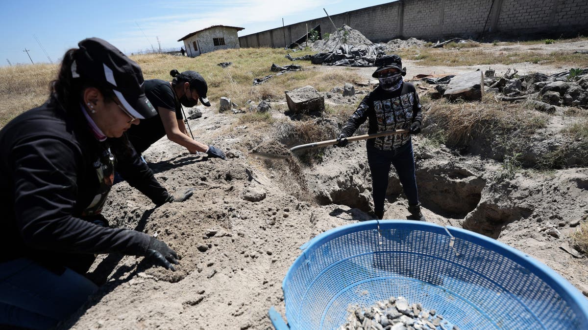 Los voluntarios encuentran cementerios humanos