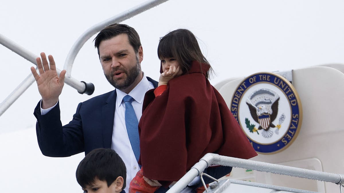 JD Vance con su hija e hijo