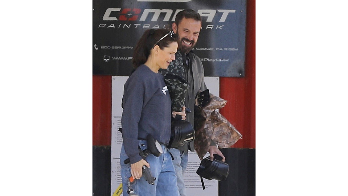 詹妮弗·加纳（Jennifer Garner）和本·阿弗莱克（Ben Affleck）在野餐中微笑