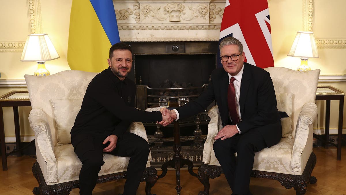 Keir Starmer and Zelenskyy shaking hands