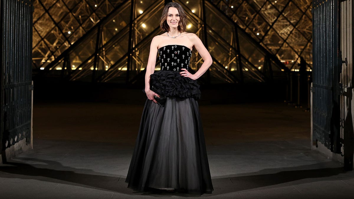 Keira Knightley at "Le Grand Diner du Louvre" Passage Richelieu Photocall